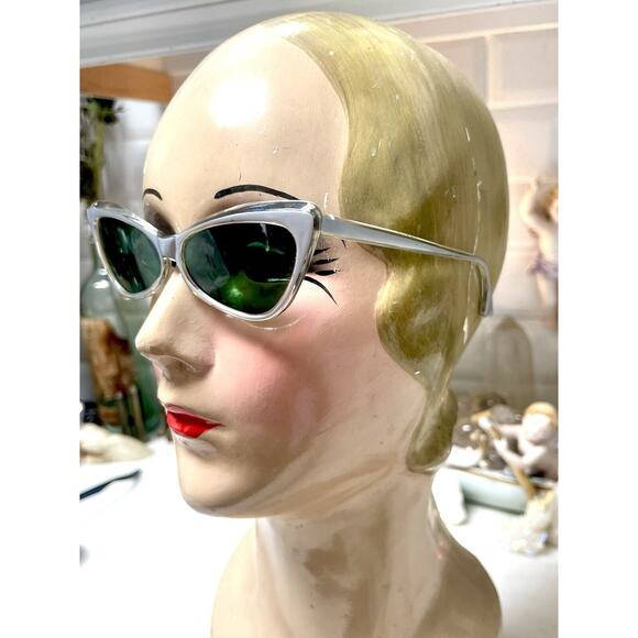 1950’s 1960’s Vintage Cat eye Gray Sunglasses Pearl Green Lens - Picture 2 of 10